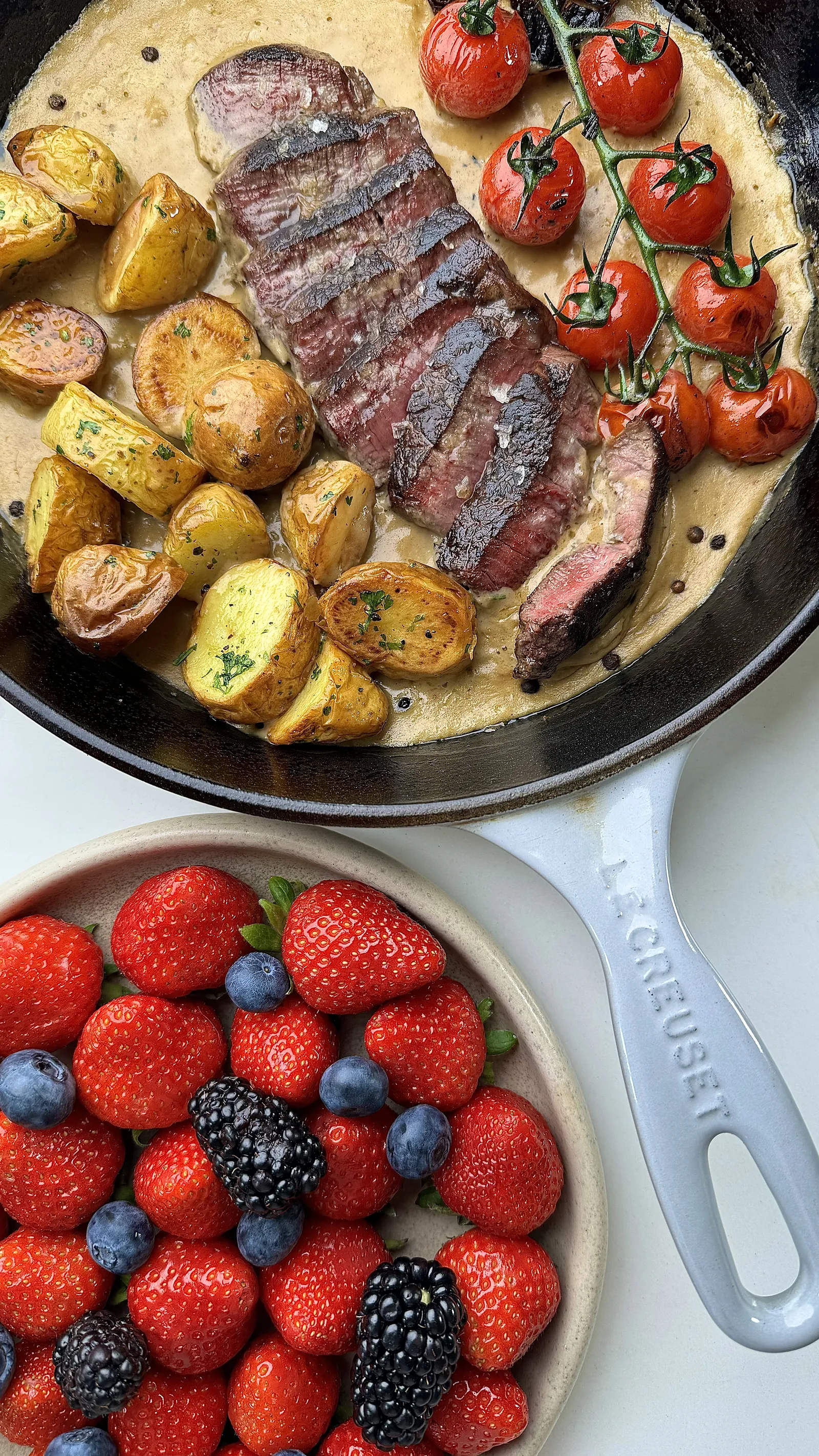 Solomillo con salsa de pimienta y patatas, plato real de Marino