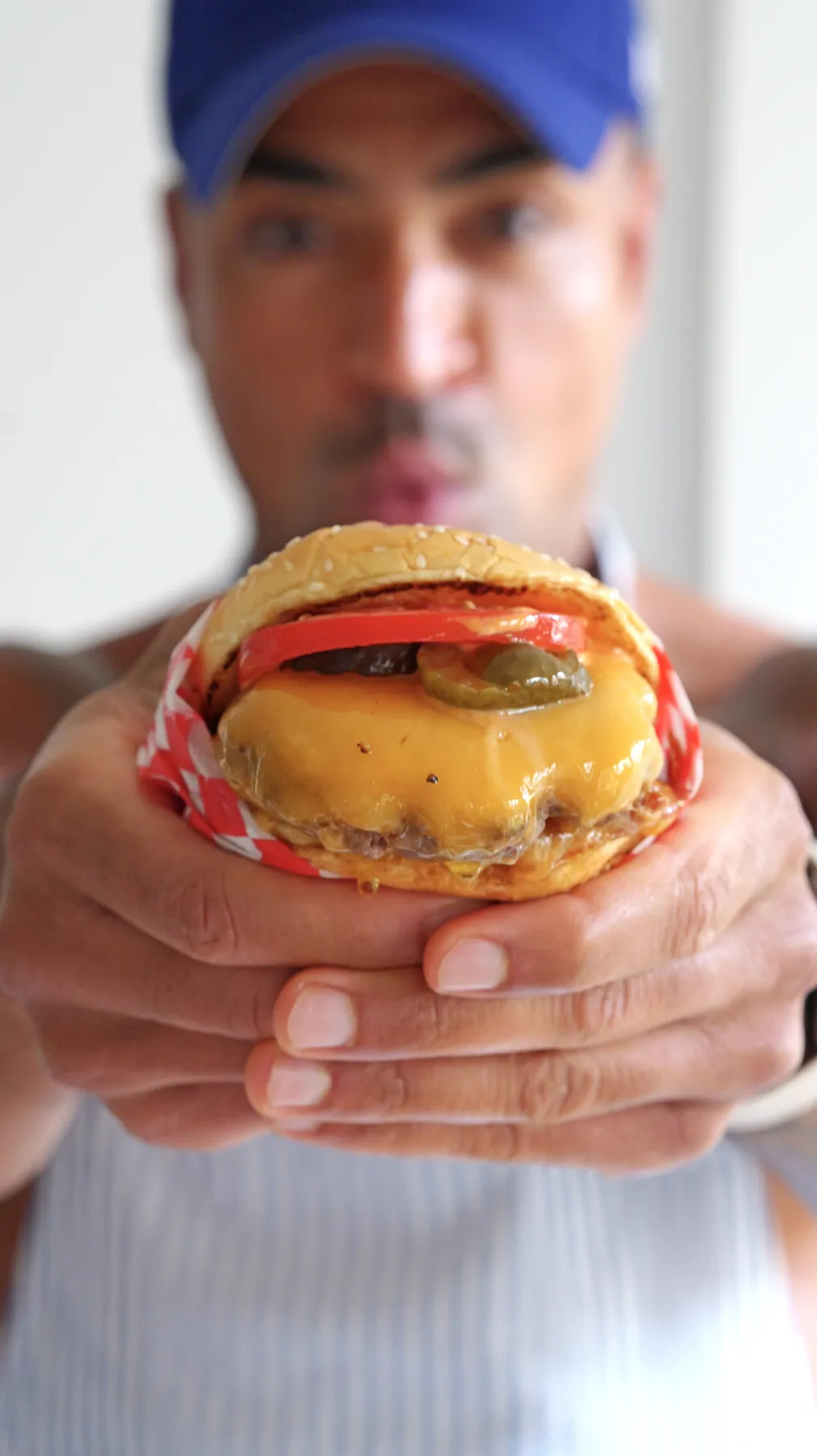 Marino mostrando una hamburguesa casera