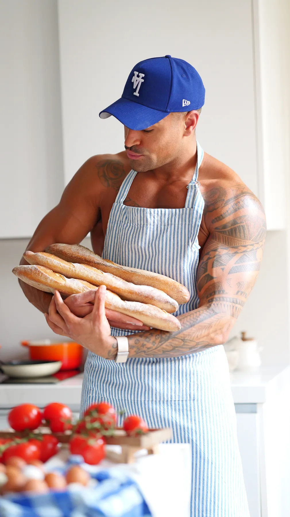 Marino con barras de pan recién hechas