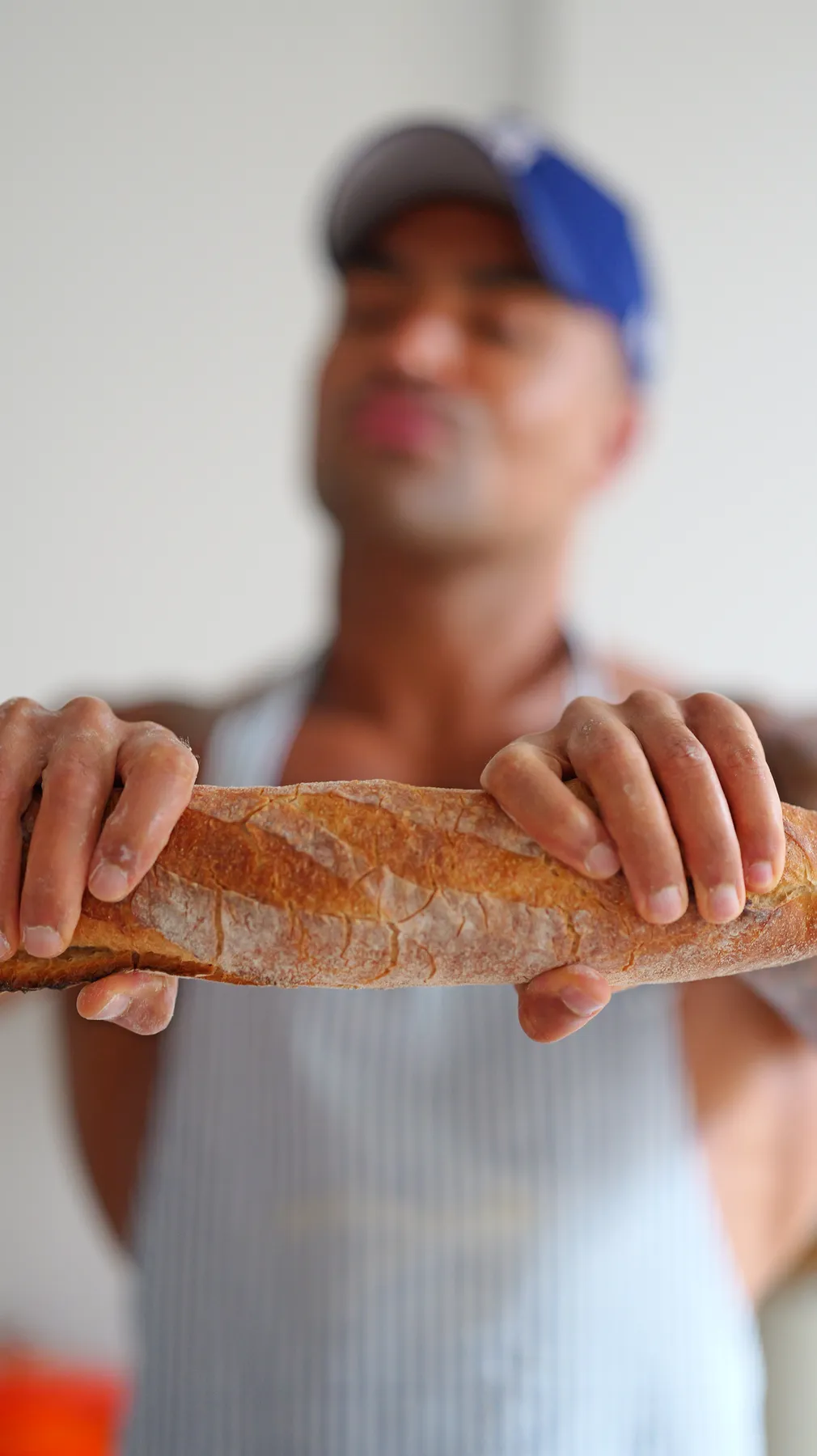 Marino con una barra de pan