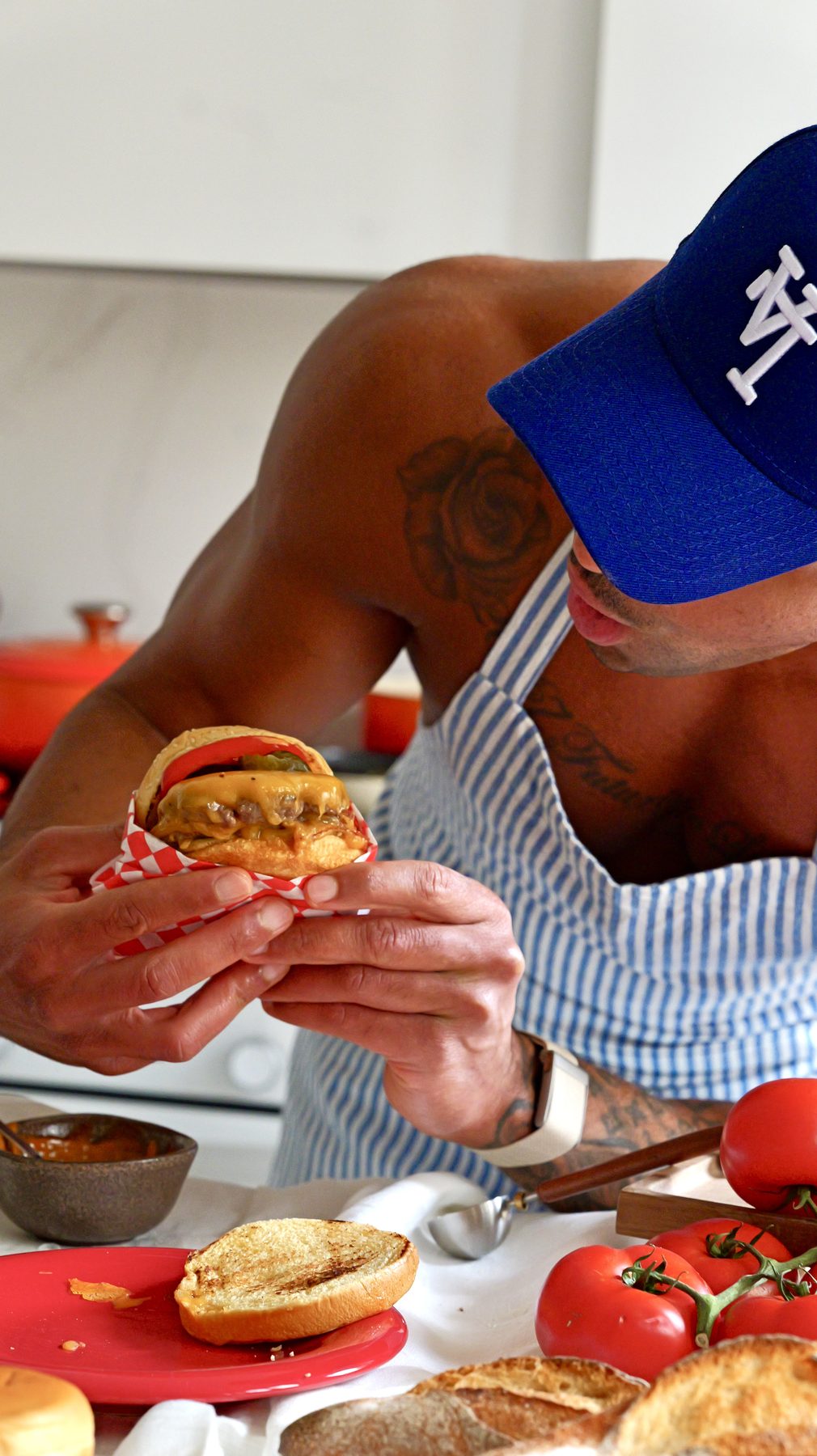 Marino Fernandes mirando su hamburguesa casera